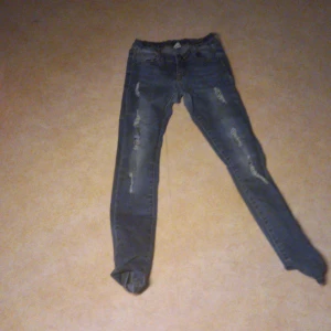 Jeans 40 kr plus frakt 15 kr - Storlek 140 1 år gamla