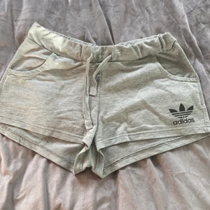 Adidas shorts  - Strl L men lite liten i strl