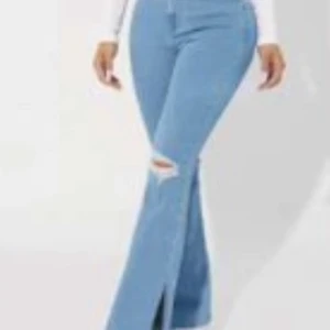 Helt nya Shein jeans - Kom hem häromdagen men passade inte riktigt mig. Jag är ca 155 cm o de var på gränsen till för korta på mig. De är i petite XXS. Bra kvalitet. Nypris 199kr.