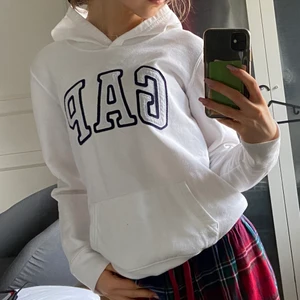 Vit gap hoodie - Säljer min vita gap hoodie 😭 så fin och bekväm men den kommer inte till användning… inga defekter 🤍 finns i dm för frågor/ bilder. Köpare står för frakt 🙌🏼