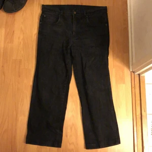 thriftade jeans - svarta raka thriftade jeans! skulle säga att storleken är w32 l32. köparen står för frakt 💚