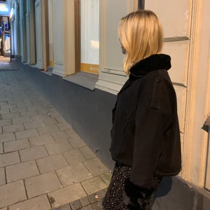 Kappa med päls - Intressekoll på min nelly jacka! Den är slutsåld och i otroligt bra skick. Storleken är 34 men den är mer som en 36. Lite samma stil som meotine och costomemade jackorna med päls (fakepäls) på armarna och kragen. Nyskick💗 köpt för 799