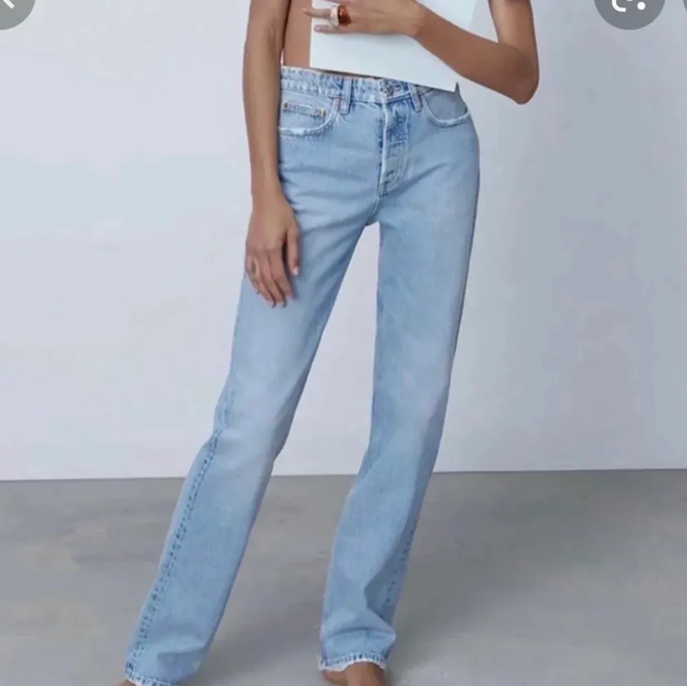 så fina slutsålda zara ”mid rise” jeans som tyvärr inte kommer till användning då jag tycker de är lite för korta! superfint skick! Nypris 359kr 💓💓. Jeans & Byxor.