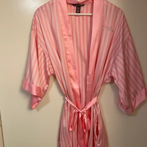 Helt ny Victorias secret silkeskimono - Säljer en rosa silkeskimono/morgonrock från Victorias Secret. Helt ny och oanvänd. Inga defekter alls. Det är en limited edition så den går inte att få tag på längre; ”From Sweden” i Swarovski-kristaller vid bröstet. Väldigt fin men kommer inte till användning. Strl XS/S. Nypris 900 kr. 🦄💖🌸