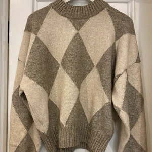 Snygg stickadtröja från H&M. - Tröjan är från H&M kollektion med Pringle of scotland i storlek S och en ullblandning.