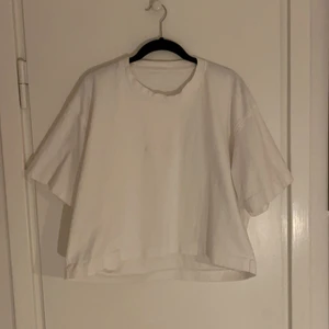 Acne studios t shirt  - Oversized. Box shaped. Stl M. Kraftig, vit 100% bomull. Logotyp i relief på bröstet. Aldrig använd. Skick 10/10. 