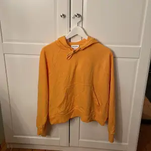 En croppad mysig hoodie från Monki i en otroligt härlig senaps färg i storlek S! Jätteskönt material och så mysig! Använd kanske två gånger så den är i otroligt bra skick! Säljs då den inte används längre.