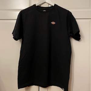 En svart dickies t-shirt köpt på carlings, använd men i mycket gott skick. Sitter snyggt och bra längd.