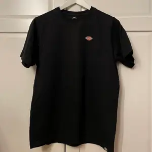 En svart dickies t-shirt köpt på carlings, använd men i mycket gott skick. Sitter snyggt och bra längd.