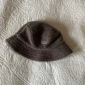 Grå buckethat / mössa från Urban! I samma skick som när den köptes ☀️ Kan mötas i gbg vid samköp över 100kr