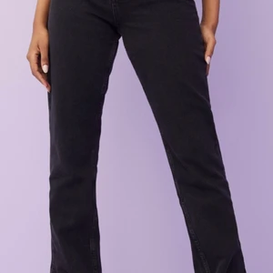 Straight jeans med slit - Jag säljer nu mina HELT NYA Striaght jeans med slit från Nelly! Super fina och endast testade! Storlek 34. Nypris 599 kr