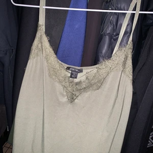 Mattgrönt linne - Linne i super fint skick. Knappt använt. Säljer pga att jag inte använder den längre.