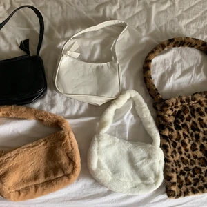 Väskor - Säljer dessa helt nya väskor pga att de inte kommit till användning. Skickar självklart fler bilder vid intresse🌟 pris: 30 kr styck. Köparen står för frakt🚚