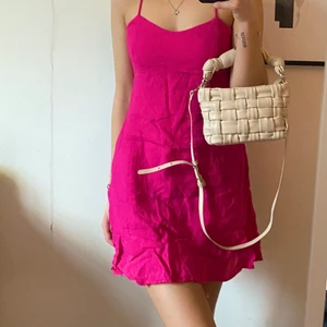 Zara klänning - Säljer en fin klänning med en underbar rosa färg, från Zara. Det är ett jätte skönt linne material.