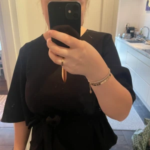 Zara blus svart  - Svart blus zara med skärp som man knyter. Storlek M. Slutsåld. Tar emot bud. Kan mötas upp Sthlm eller skicka 