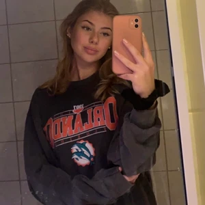 Sweatshirt  - Säljer min ascoola sweatshirt då den ej kommer till användning längre. Frakten ingår i priset💕