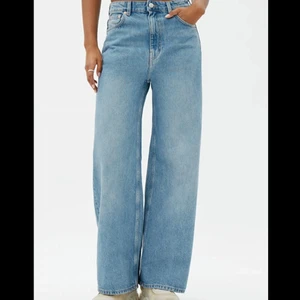 Weekday Jeans  - Mina gamla jeans från Weekday i modellen ”Ace” söker ett nytt hem då dom tyvärr är förstora..                       Nypris - 500kr 💸