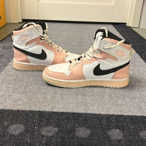 Pris 400 - Jordan 1 high storlek 38. Använda 3 4 gånger. Skick 8/10. Har tyvär inte kvitto därför säljs dem billigt. Ordinariepris 1100 kr Köpta på zalando. 