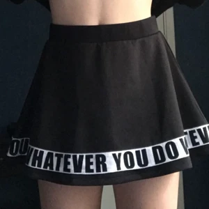 Svart kjol - Den är i sammet och jätteskön. Lite kort där bak.