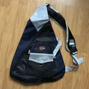 enaxlad ryggsäck - dunder fet enaxlad ryggsäck som är i använt skick. den är ganska så stor och man får plats med mycket kan skicka bild hur den sitter på vid intresse 💚