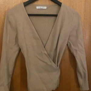 Beige tröja  - Fin tröja från Gina, använd en gång sitter tight men väldigt stretchig och skön