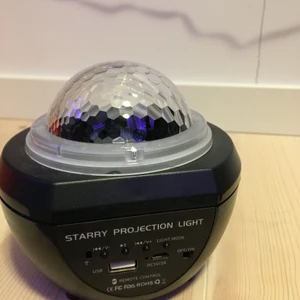 Rymdlampa  - Rymdlampa köpt på SHEIN som jag använt fåtal gånger, kartongen finns inte kvar men fjärrkontroll och laddare kommer med. Köparen står för frakt och skriv om ni vill veta mer:)                             