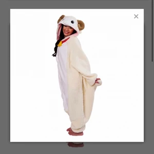 Maskeraddräkt  - En kul fårdräkt som är använd max 1 gång. Passar mig som är ungefär 160cm, den skulle nog bli för kort på någon som är över 170. Nypris 500 säljer för 300, kan gå ner i pris vid snabb affär. Köparen står för frakt.