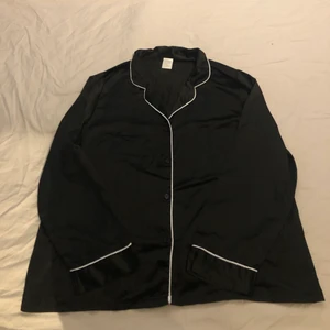 Silkes pyjamas  - En silkes pyjamas som aldrig kommit till användning i super bra skick därför jag säljer den 