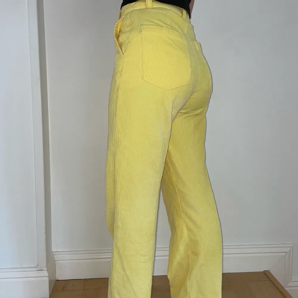 Ett par gula byxor från Junkyard! Super snygga och bekväma men tyvärr inte min stil längre. Använd 1-3 gånger. Stretchiga och bekväma! 🤍 Storlek XS men funkar nog S med eftersom jag är S och de passar på mig 🤍 Pris kan diskuteras med . Jeans & Byxor.