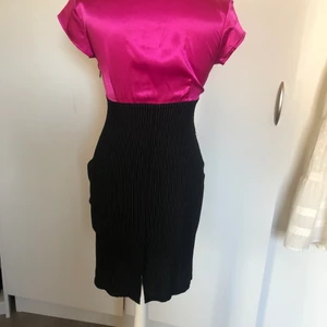 Club/ festklänning retro stl 34-36 - Club/ festklänning retro stl 34-36. Använd fåtal gånger. Har hällor på sidorna så kan bäras med ett brett skärp för rätta retrokänslan 🤩