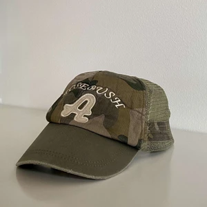 Vintage Military Cap - Vintage Military keps i färgen ”forrest”. DM gärna oss vid frågor eller kontakta oss på instagram @Headsup.vintage ☺️ (Köparen står för frakt)