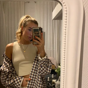 Samsoe samsoe overshirt - Skjorta/vårovershirt, bra skick. Väldigt nice vibe på den, man blir både lite ”fancy” & cool 😋😋😋🥰 finns inte längre på samsoe. Köpt för ca 2 år sen ☺️