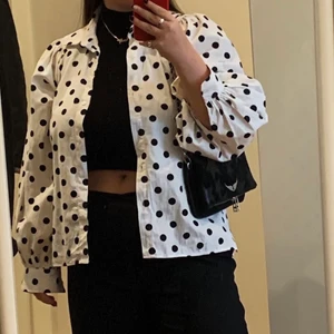 Prickig skjorta - Dm för fler bilder, köpt på gina