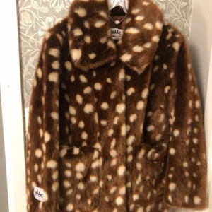 Jakke fuskpäls strl 42  - Fuskpäls från Jakke, i absolut nyskick. Strl 42. Nypris ca 3 400 kr. Perfekt för vinterns festligheter 🥳🤩