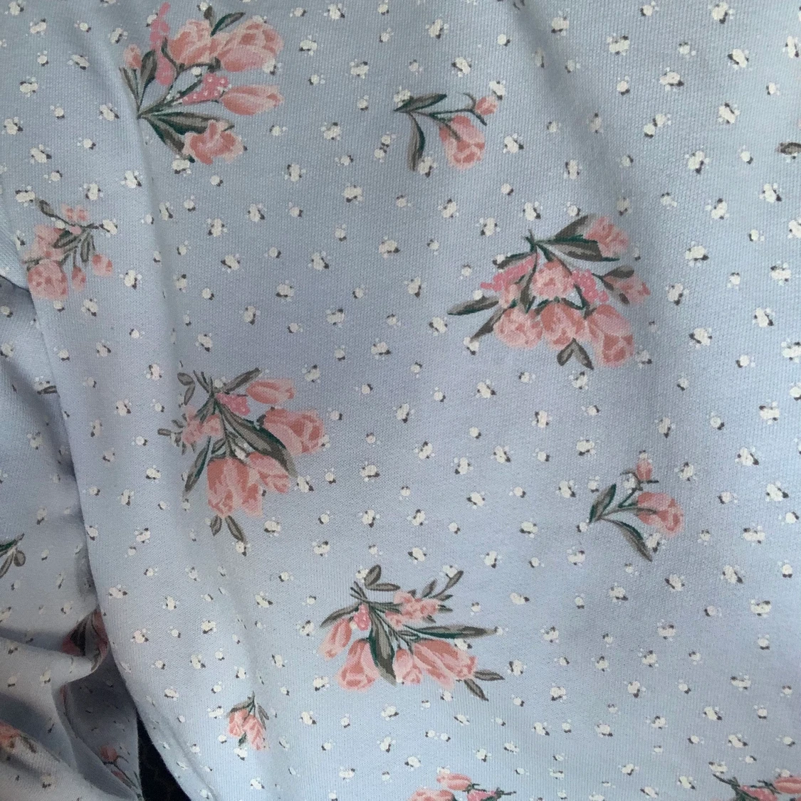 Blå sweatshirt med blommor - 91