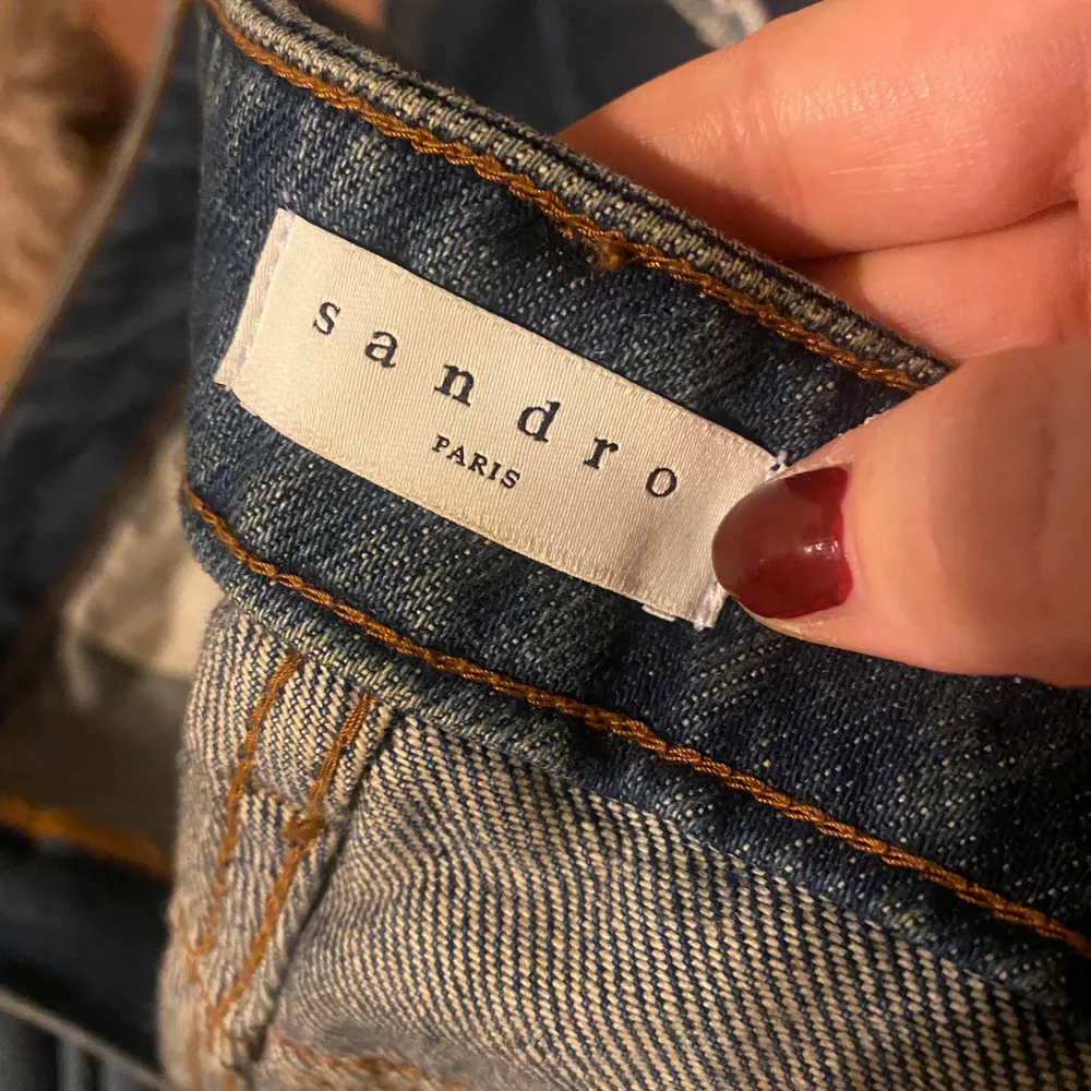 Ascoola jeans från Sandro Paris med blixtar och pärlor på. Väldigt Bra skick. Storleken är 40 men har vanligtvis 36/38 och de passar bra på mig 🥰🥰. Jeans & Byxor.