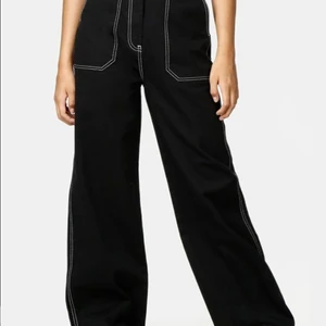 Byxor från Junkyard - Ett par svarta byxor med vida ben från Junkyard. Knappt använda, skulle säga nyskick. Orginalpris 500kr. Frakt betalas av köpare.