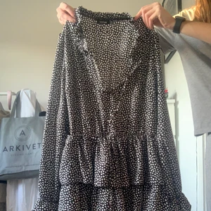 Prickig klänning - Så fin! Endast använd en gång. Storlek 38 men passar mig som är 36. Knyte upptill.