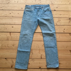 Ett par Levis Jeans 502 storlek W33 L32 - Ett par ljusblåa Levis Jeans 502 i storlek W33 L32, har använt 1 gång och är i nyskick❤️
