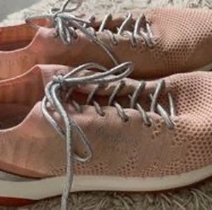 Sommar sneakers  - Köpta i Barcelona för 900kr. Använda två ggr. Säljes för att dem är för bredda för mina småla fötter