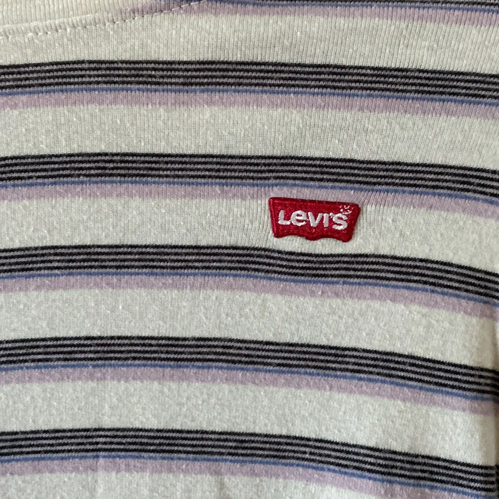 Snygg randig långärmad T-shirt från Levi’s. Använd max 5 gånger. Säljer pga av att den är för liten. Nypris 399 och mycket bra skick💜. T-shirts.