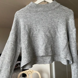 Stickad tröja  - Otroligt skön, ribbad tröja. Sticks inte det minsta. Köpt från H&M. Kortare passform. 