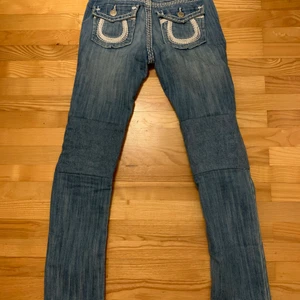 True religion jeans  - Snygga jeans från true religion, säljer eftersom de är för små. Jag har sytt på jeanstyg på knäna så att de ska se längre ut vilket är en cool detalj. 