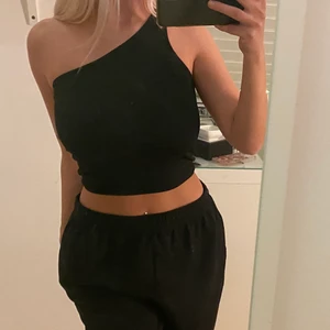 Svart topp Gina Tricot XS - Svart one-shoulder topp från gina tricot strl. XS 💖