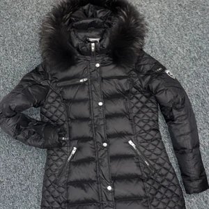 Vinterjacka  - Säljer min fina vinterjacka. Från märket Rock and blue. Storlek: 40 men kan passa en 38:a. Jacka är i bra kvalite köpt vinter 2020 (november/oktober 2020). Har använt den några gånger. Säljer jackan på grund av att jag har köpt en annan. Jackan är köpt för 4999kr. 