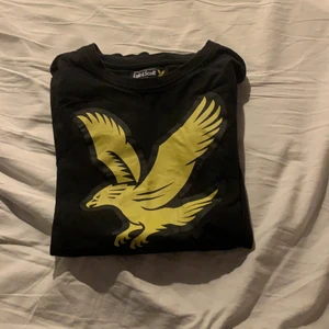 Lyle & scott  - Här är 2 lyle & scott t-shirts ny pris 500kr för båda i ny pris men säljer dem nu för 100kr för båda använda 1 gång bara testat hemma men dem va för små dem är för killar och tjejer