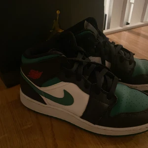 Jordan 1 mid  - Publicerar på nytt pga oseriösa personer. Använda max 4 gånger och är i ett väldigt bra skick! Skriv för fler bilder. Köparen står för frakten ❤️ 