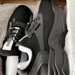 Steve madden skor svarta - Hej jag säljer mina splitter nya steve madden skor, aldrig använda. Säljer pga för stor storlek för mig :D Köpten står för frakt