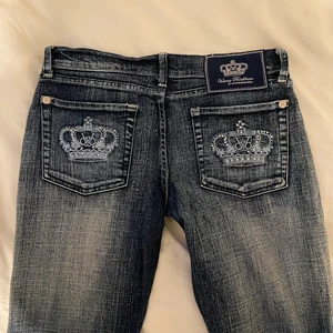 Lågmidjade jeans - Intressekoll på mina lågmidjade bootcut jeans från Victoria Beckham. Lagt ner dem i benen då de var för korta på mig, annars helt defektfria! Innerbenslängd 84cm midjemått 83cm. Köpte dem för 700kr