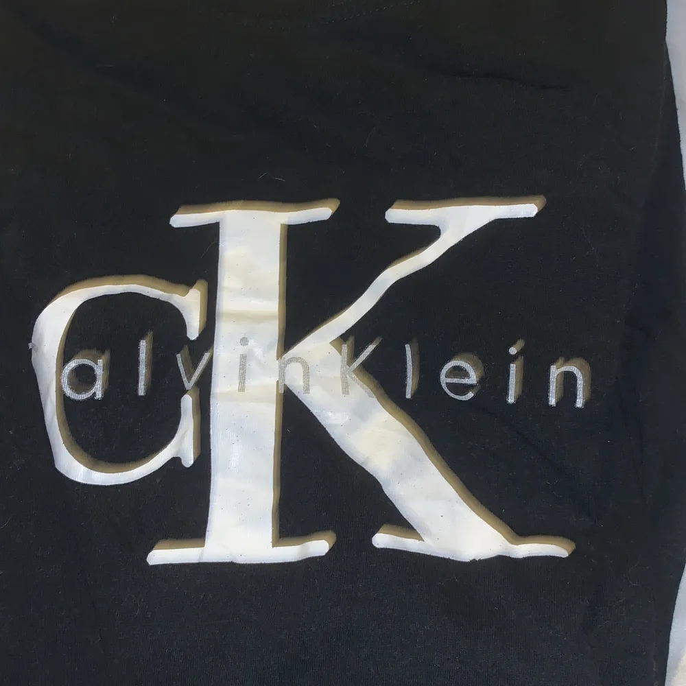 En ganska ny Calvin Klein t-shirt kostar 399kr ny men jag säljer den för 80kr skick 7/10 har haft den i Ksk 1 år men aldrig använd typ Ksk 4 gånger använd för killar och tjejer. T-shirts.
